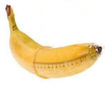 банана у кондому имитира увећани пенис